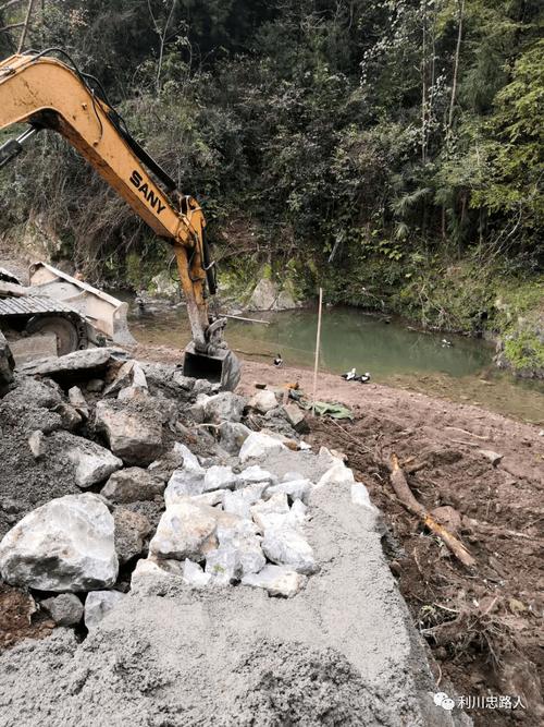 利川依法拆除一处侵占河道建筑物 守护清江安澜，拆掉的是违建，筑起的是人心